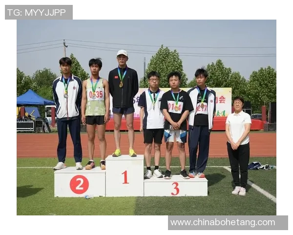 篮球明星与队友热情击掌瞬间展现默契与团结的精彩时刻